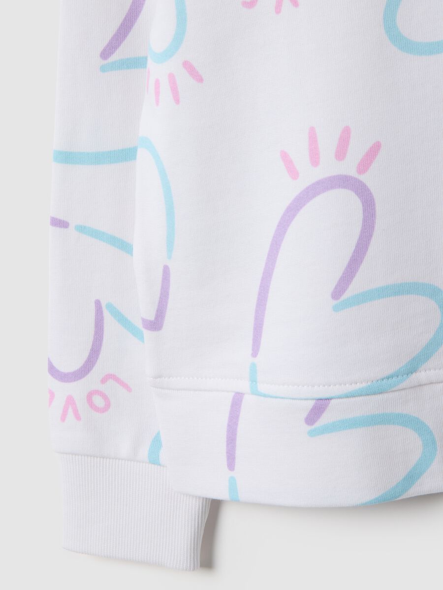 Sweatshirt branca para menina em algod&atilde;o puro, corte regular com cora&ccedil;&otilde;es_3