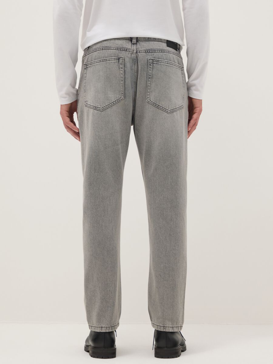 Grey denim cotton blend carrot fit jeans_3