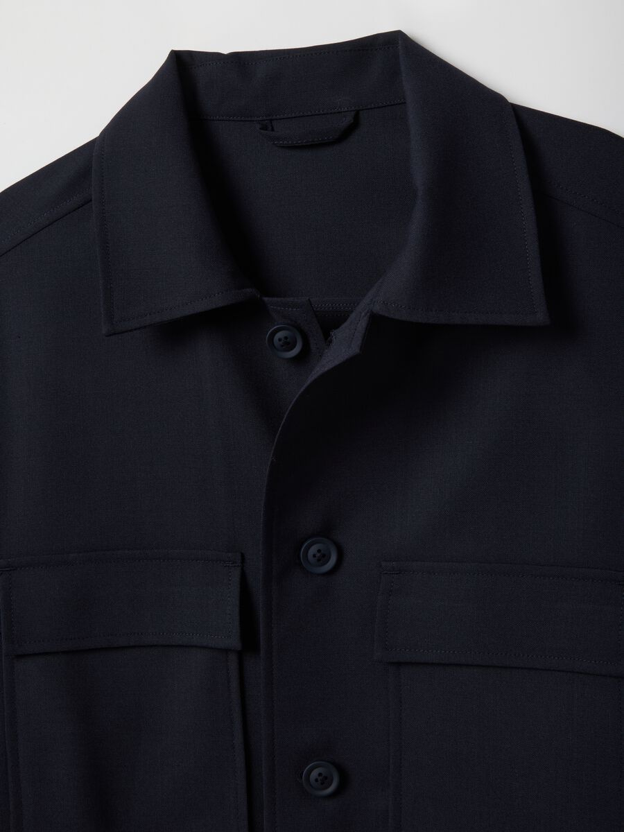 Leichte blaue Regular-Fit-Jacke mit Kn&ouml;pfen und Vordertaschen_5