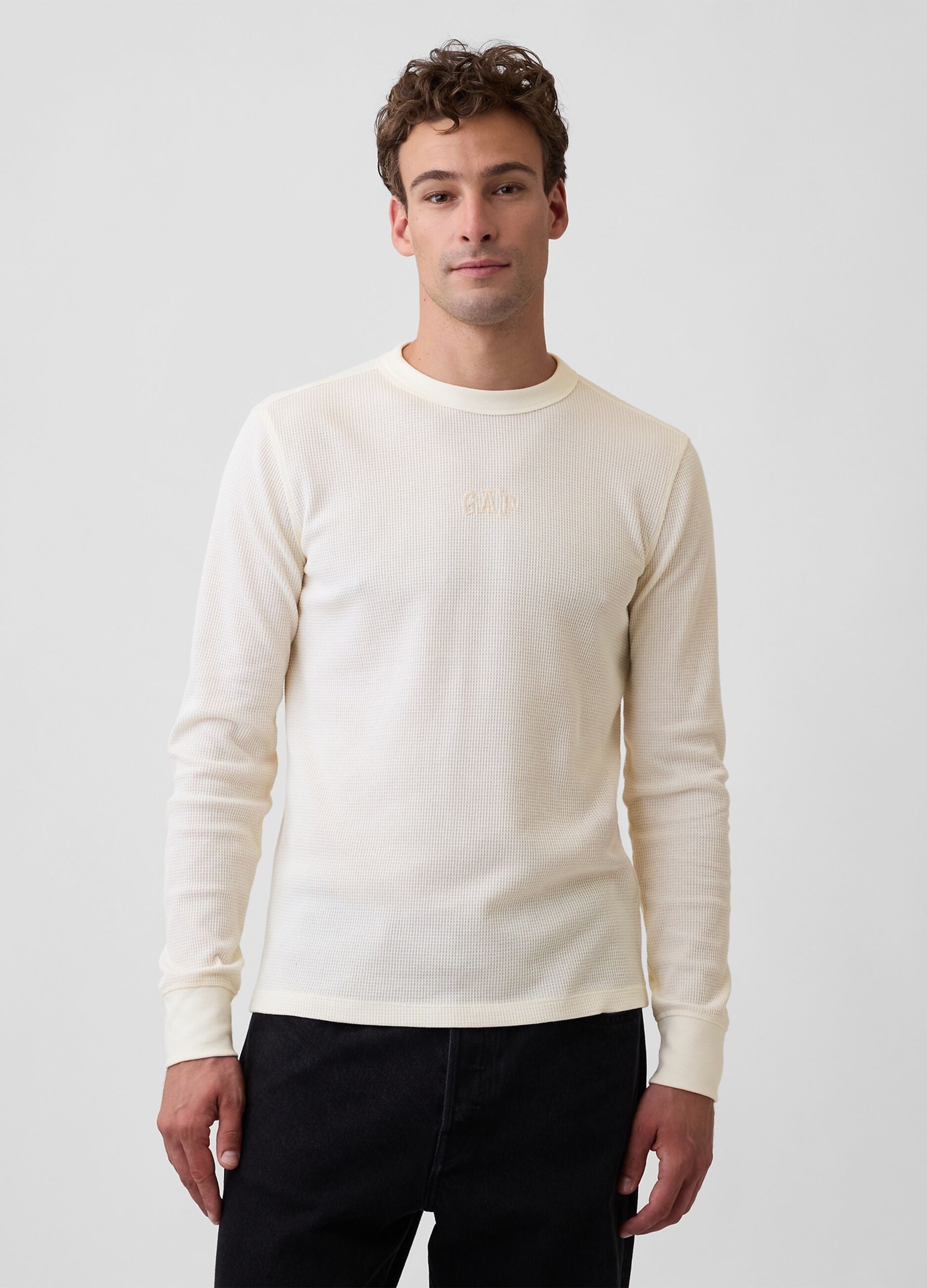 Men&rsquo;s ivory white long-sleeve stretch cotton T-shirt with GAP logo