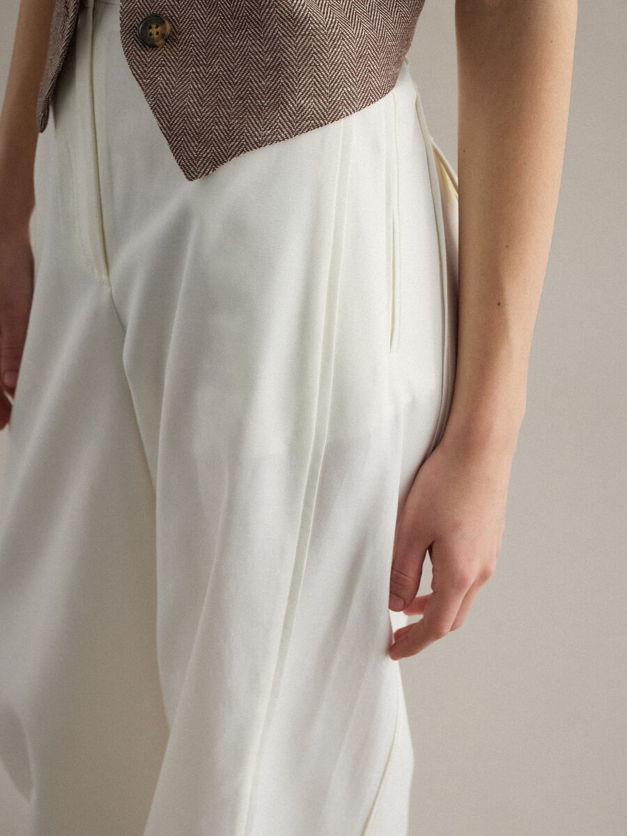 &Lambda;&epsilon;&upsilon;&kappa;ό &pi;&alpha;&nu;&tau;&epsilon;&lambda;ό&nu;&iota; flare &alpha;&pi;ό &mu;&epsilon;ί&gamma;&mu;&alpha; &beta;&alpha;&mu;&beta;&alpha;&kappa;&iota;&omicron;ύ &mu;&epsilon; &kappa;&alpha;&nu;&omicron;&nu;&iota;&kappa;ή &mu;έ&sigma;&eta;_4