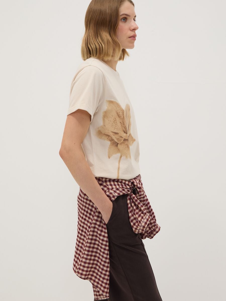 T-shirt beige in puro cotone con girocollo e stampa floreale regular fit_0