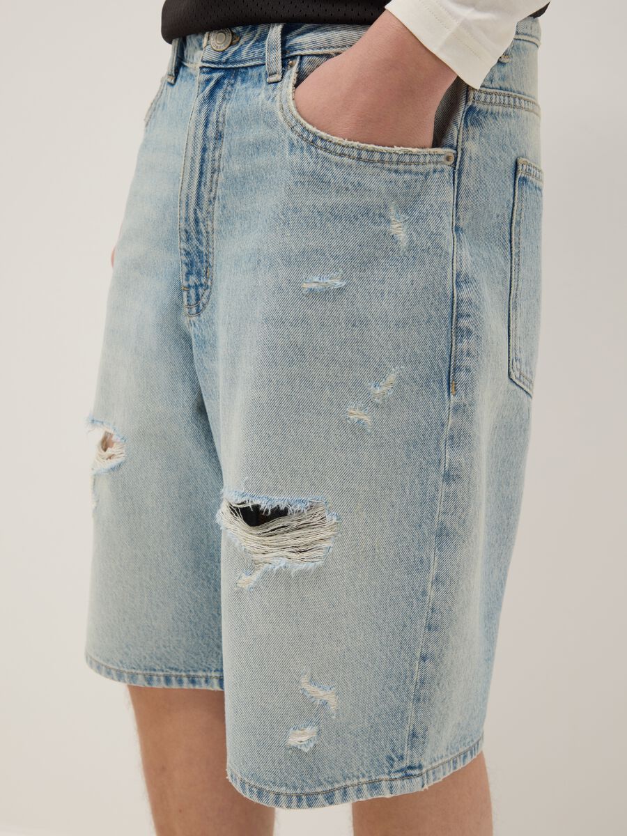 Blaue Denim-Shorts im Skater-Fit aus reiner Baumwolle mit Rissen_3