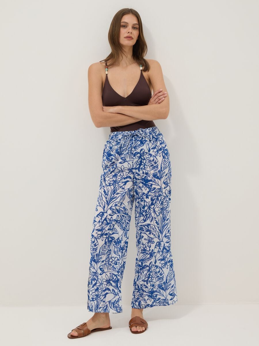 Blue and white organic cotton trousers with floral print_0