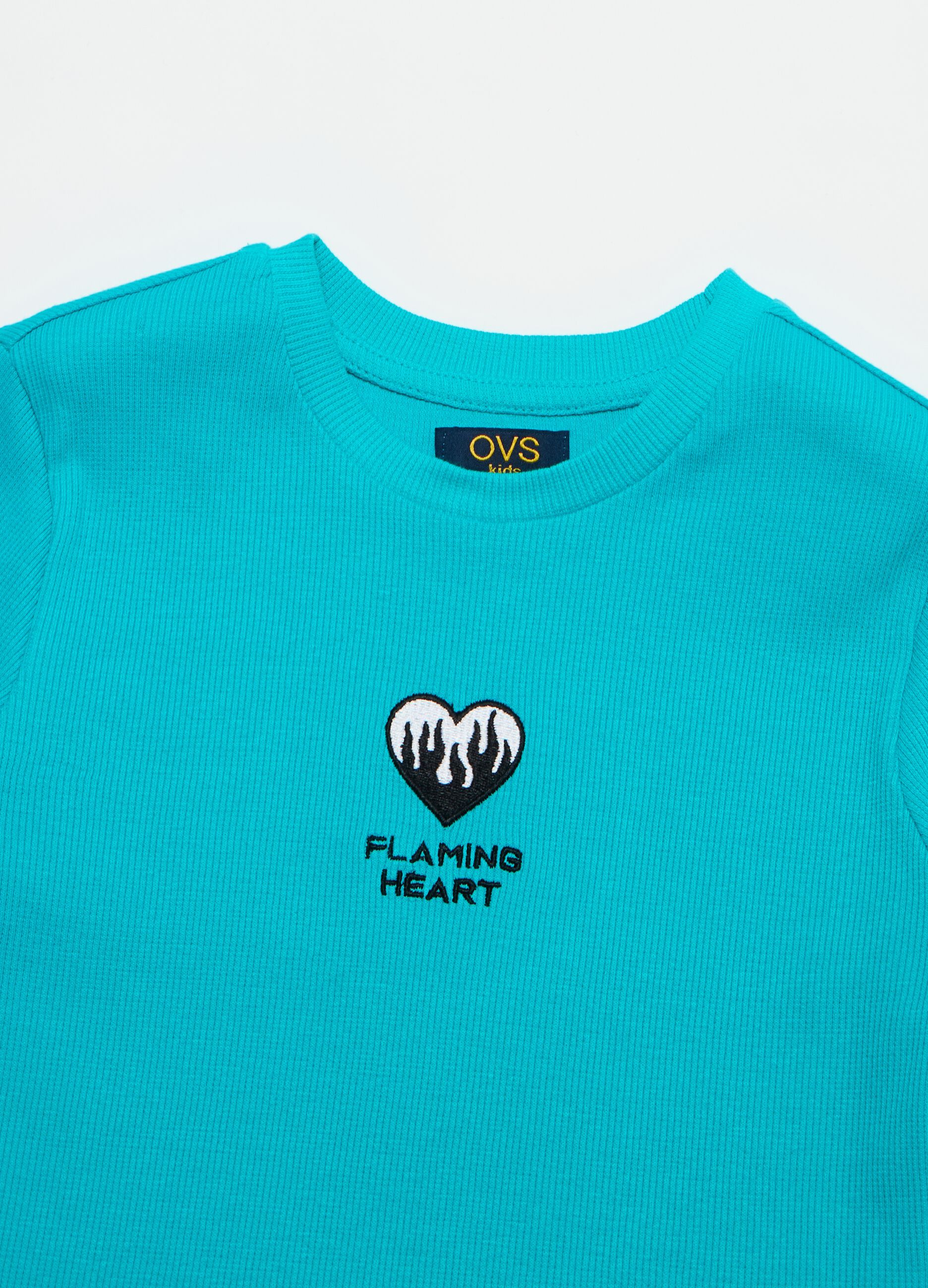 Camiseta en canalé con corazón bordado