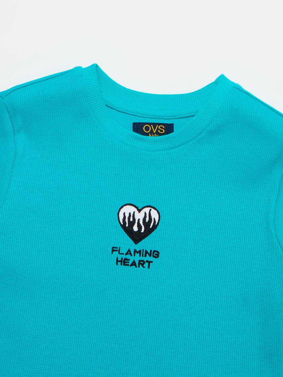 Camiseta en canalé con corazón bordado_2