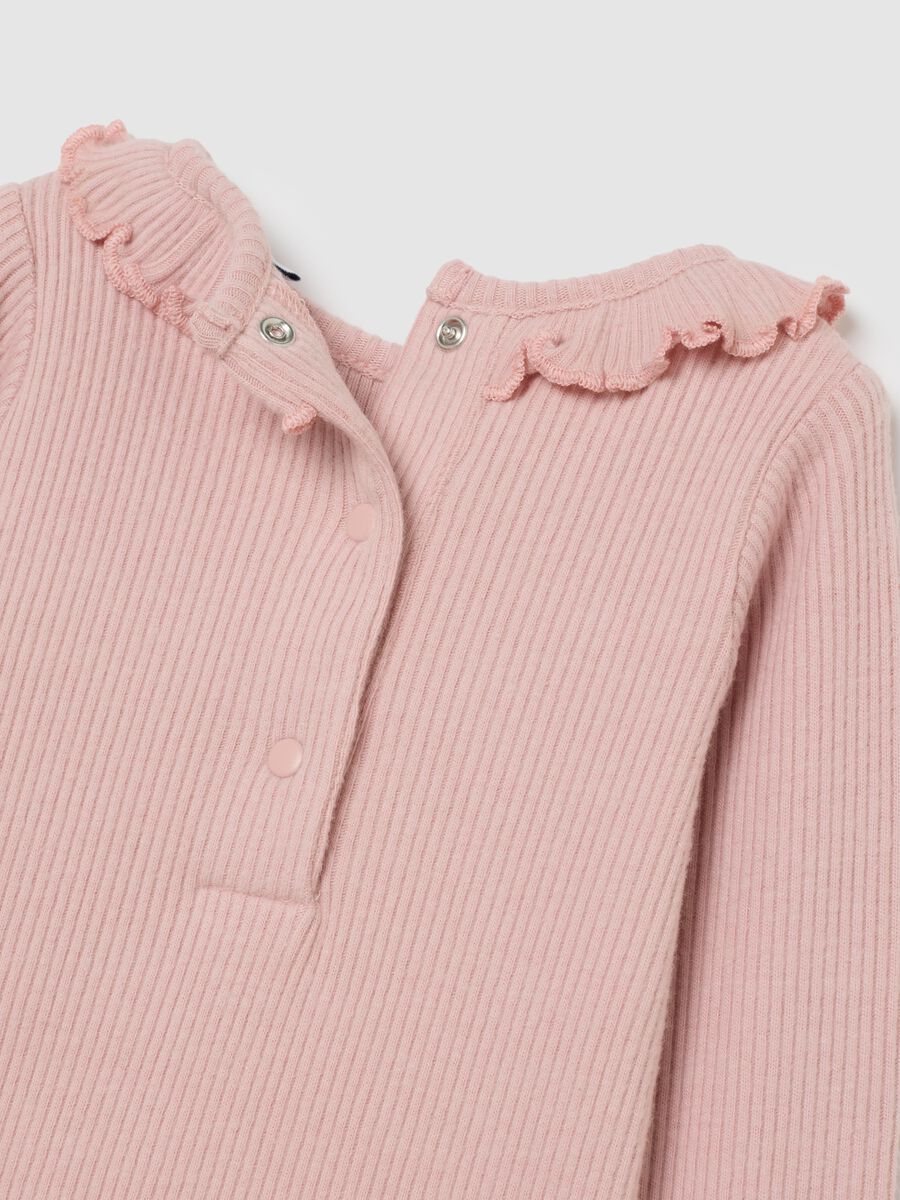 Pink cotton blend baby bodysuit with ruffled collar and long sleeves_3