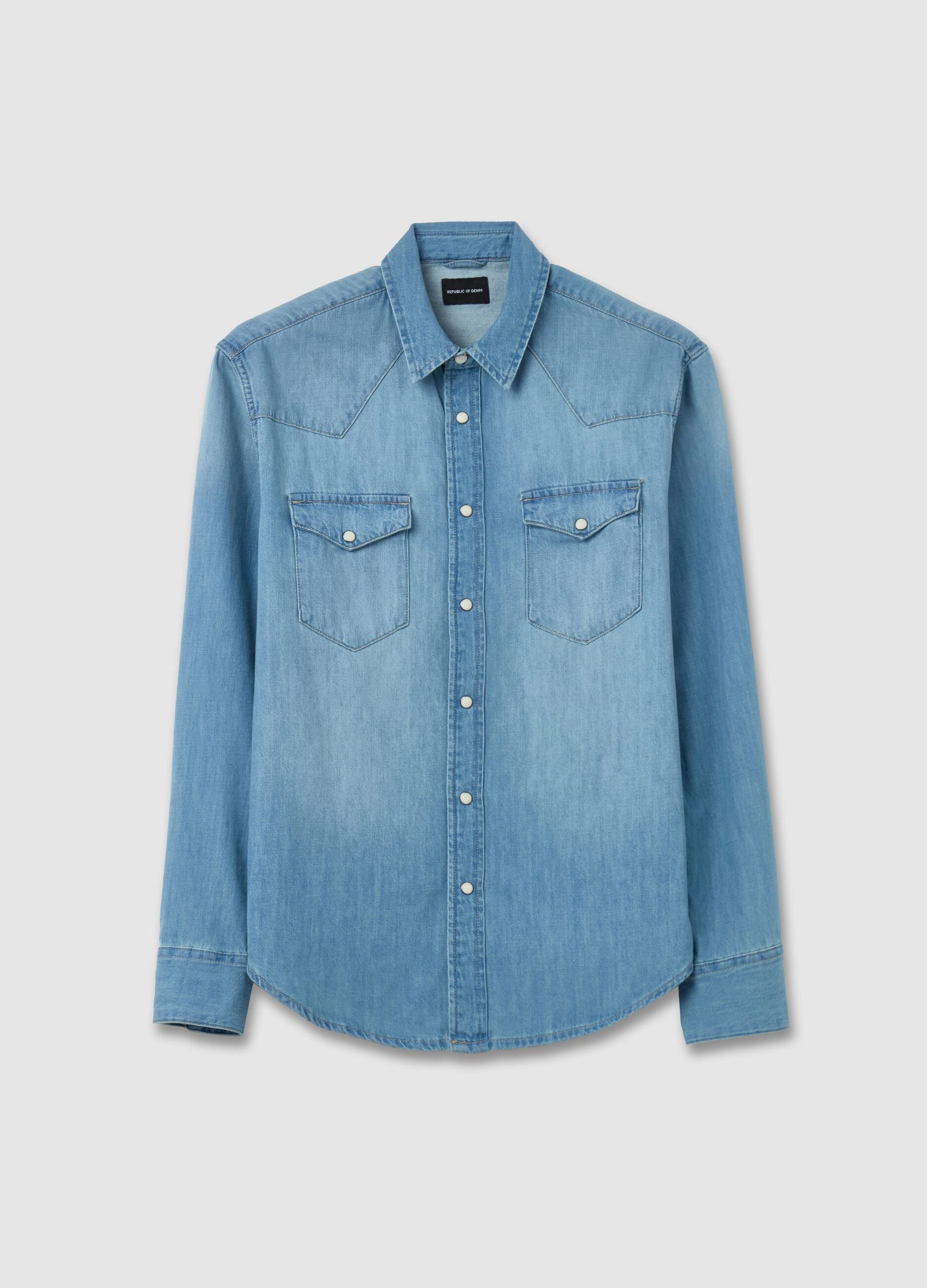 Western shirt in denim with pearl buttons