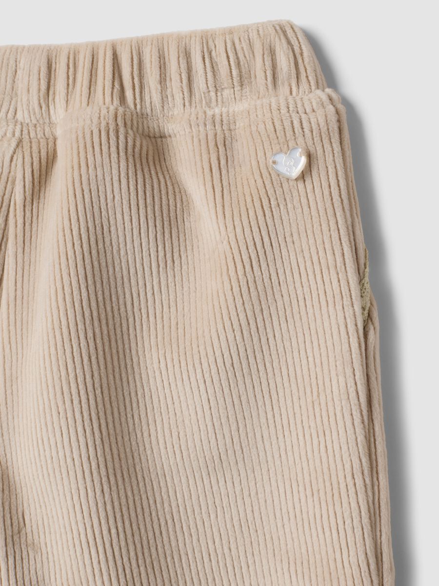 Pantaloni beige in tessuto elasticizzato a coste per neonata_3