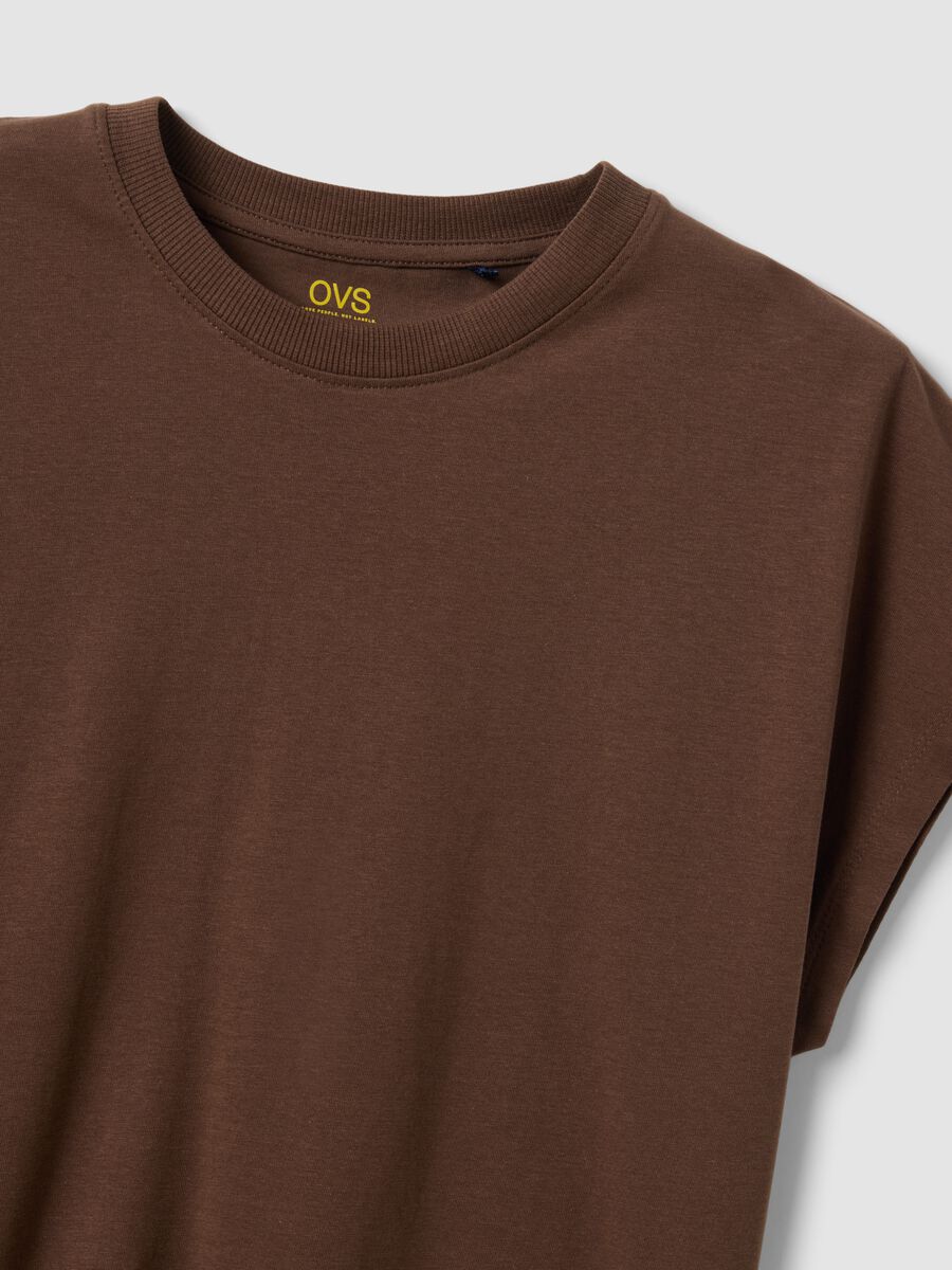 Braunes, figurbetontes Kurzarm-T-Shirt aus reiner Baumwolle_5