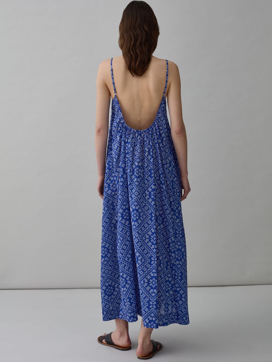 Long printed dress with bare back_2