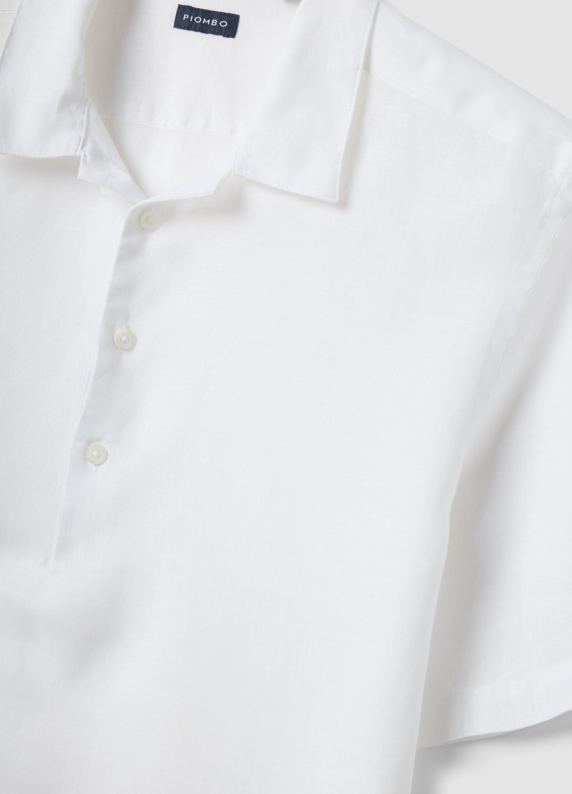 Camisa blanca de puro lino regular fit con cuello de bolos