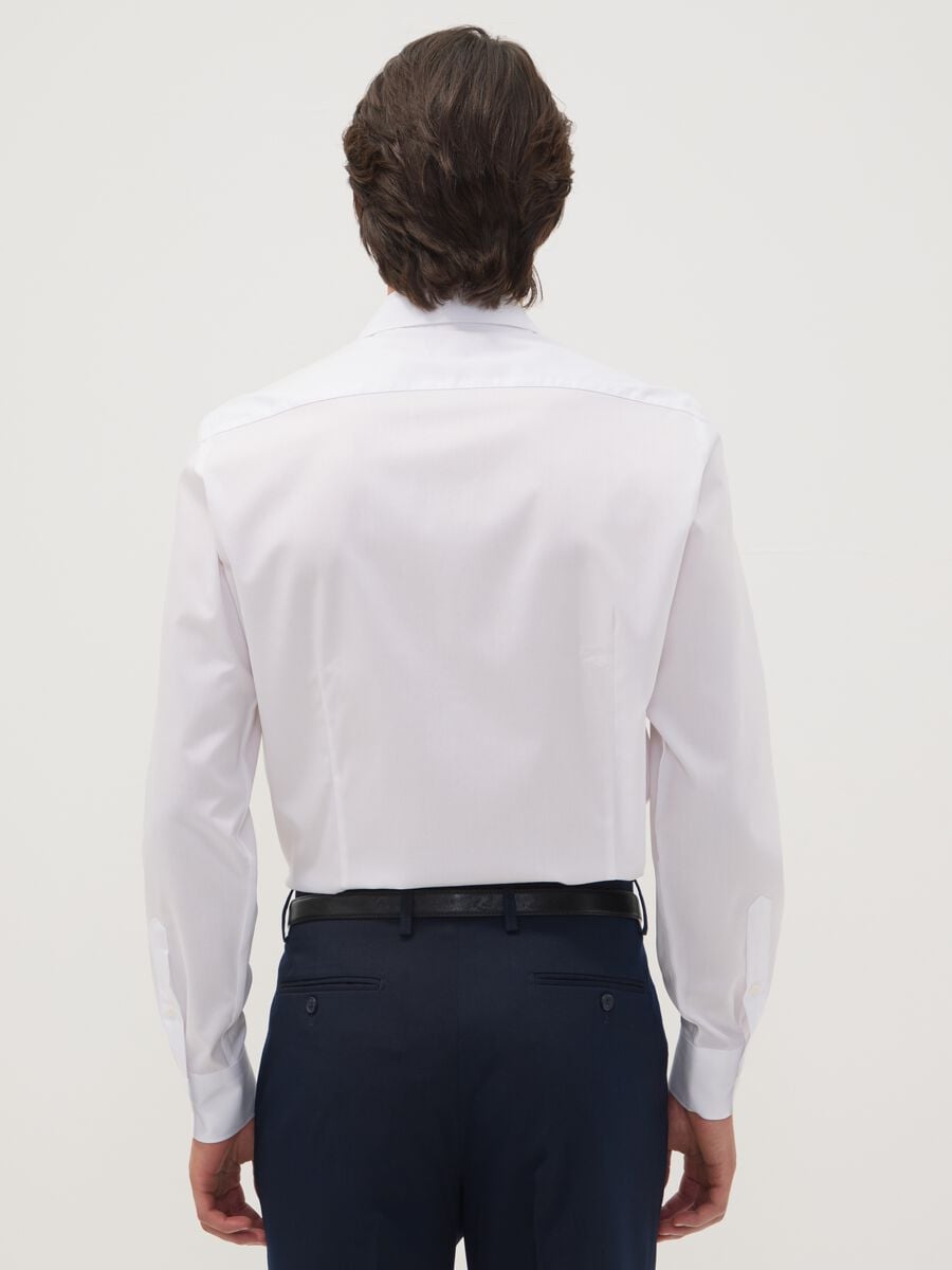 &Lambda;&epsilon;&upsilon;&kappa;ό slim fit &pi;&omicron;&upsilon;&kappa;ά&mu;&iota;&sigma;&omicron; &alpha;&pi;ό 100% &beta;&alpha;&mu;&beta;ά&kappa;&iota; &mu;&epsilon; &gamma;&alpha;&lambda;&lambda;&iota;&kappa;ό &gamma;&iota;&alpha;&kappa;ά, &chi;&omega;&rho;ί&sigmaf; &sigma;&iota;&delta;έ&rho;&omega;&mu;&alpha;_3