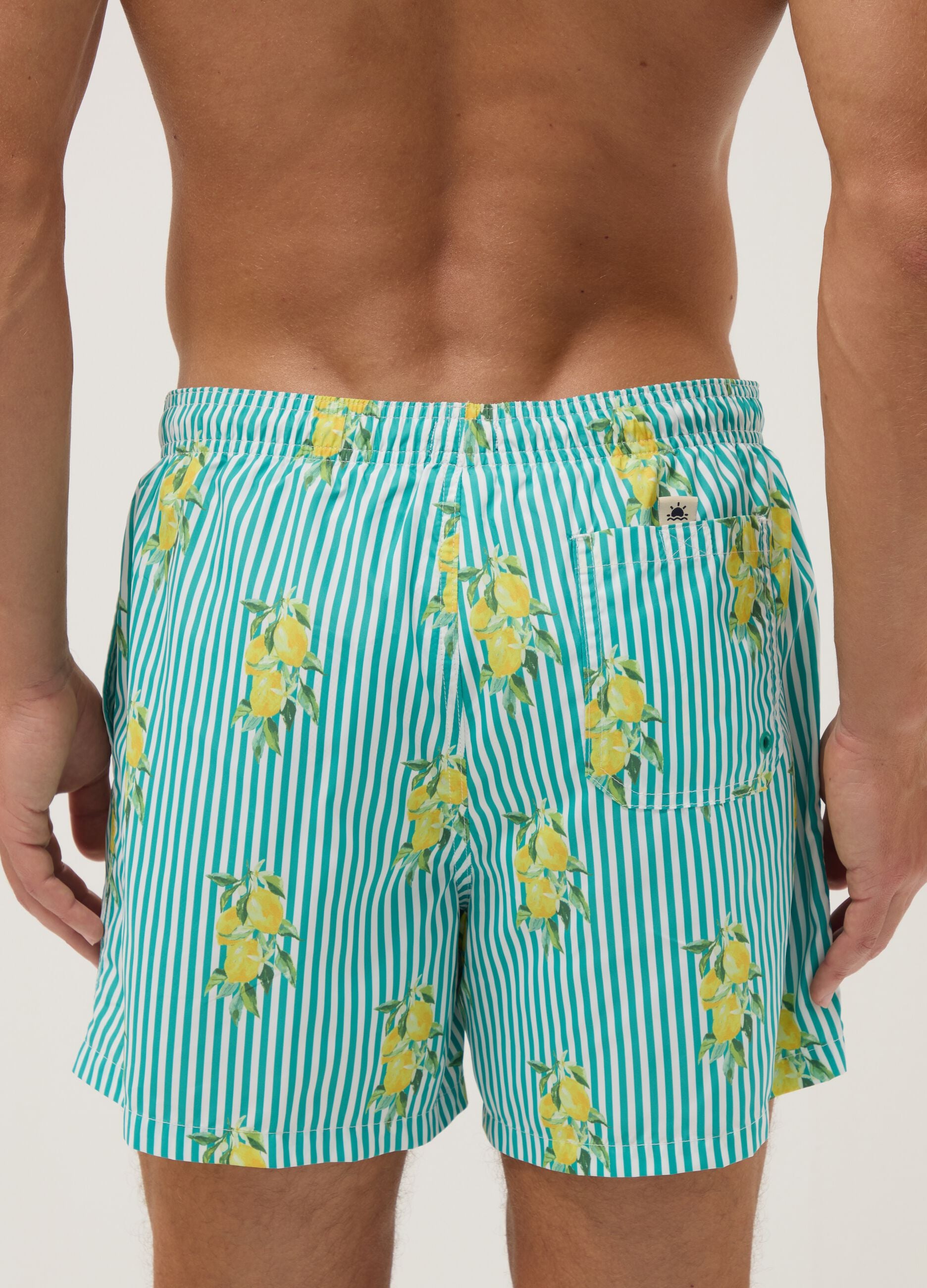 Blaue gestreifte Badeshorts mit Zitronen-Print