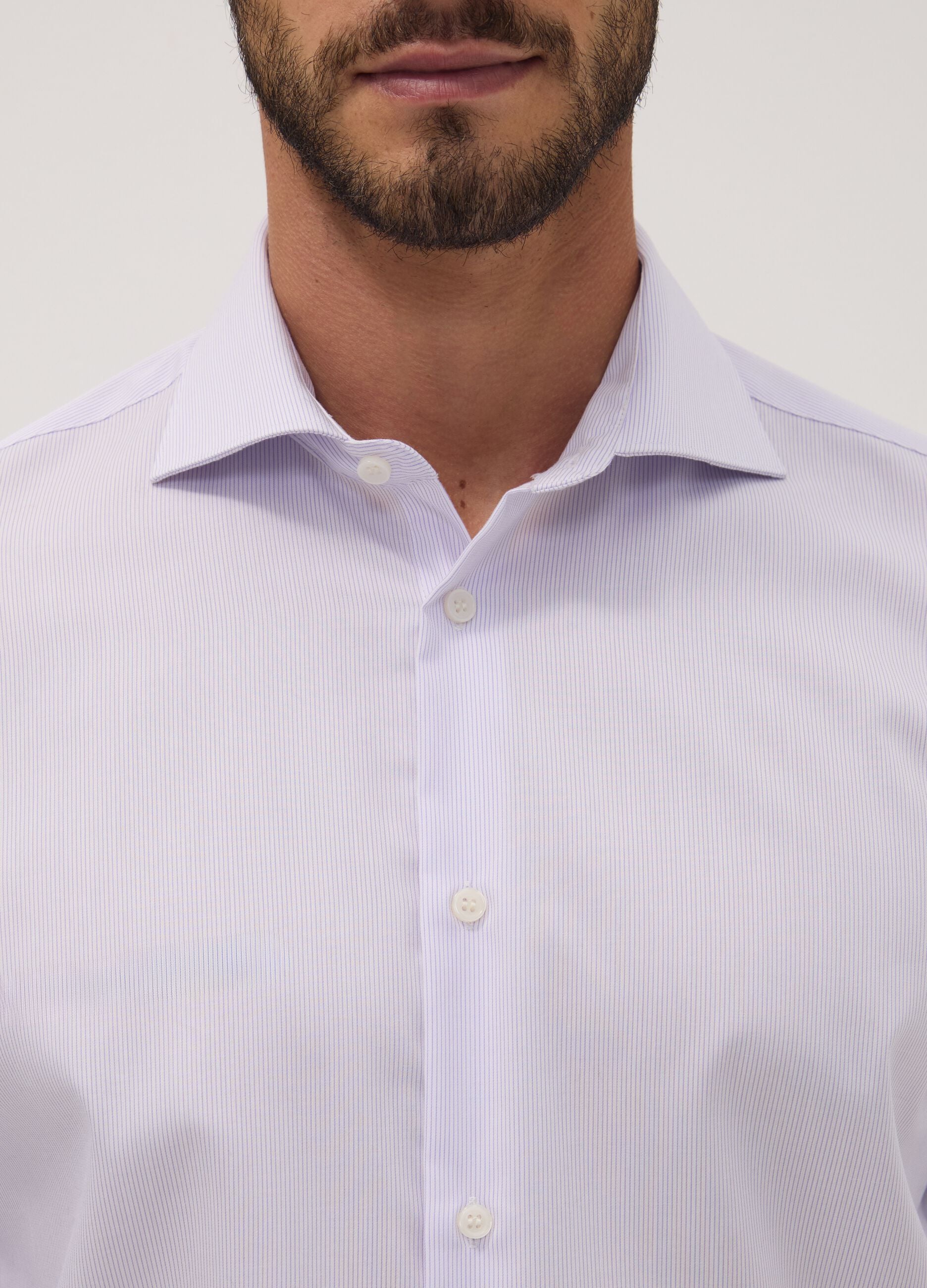 Camisa branca &agrave;s riscas em algod&atilde;o puro com colarinho franc&ecirc;s, corte slim, n&atilde;o precisa de passar a ferro