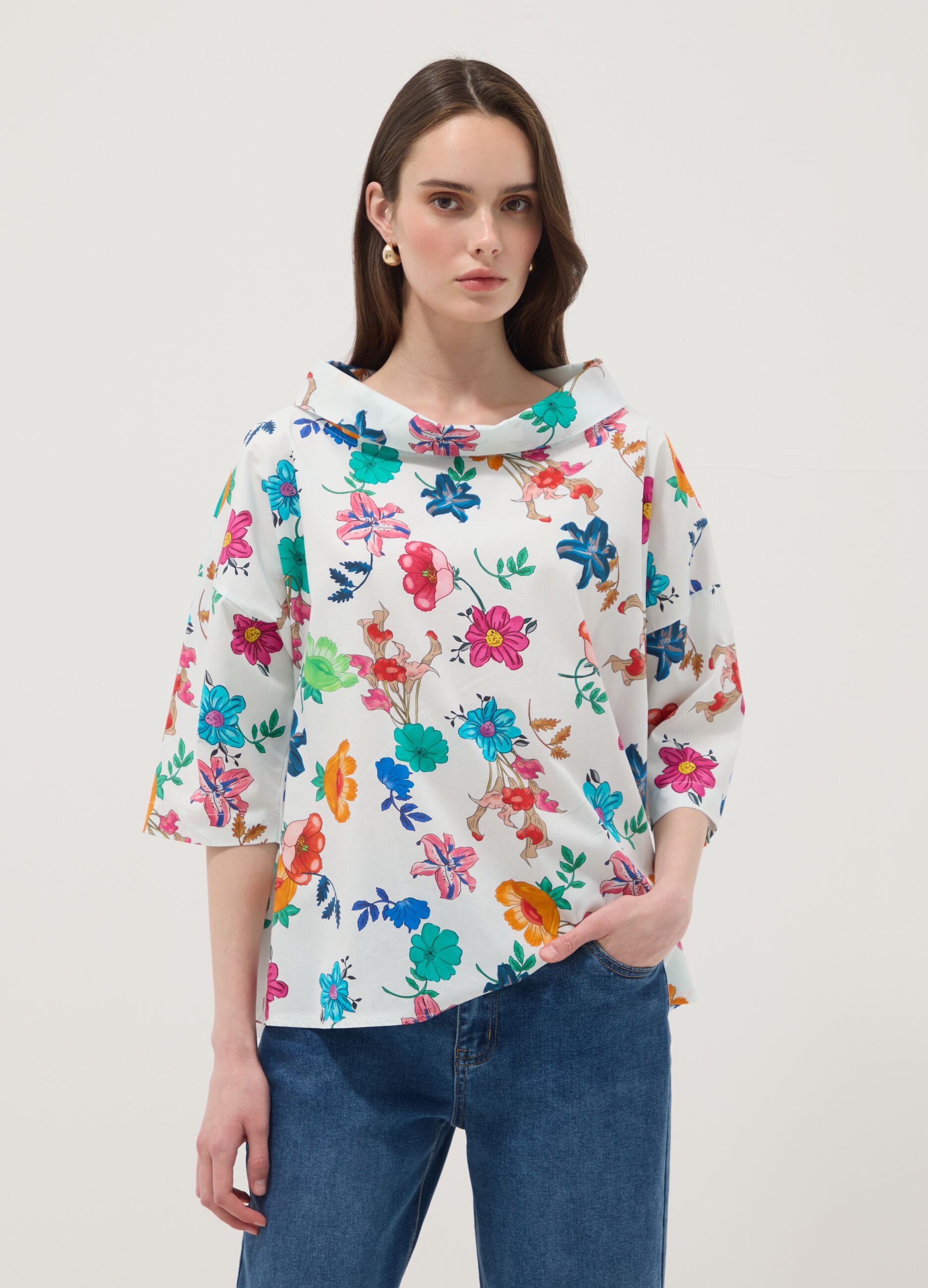 Camisola branca em algod&atilde;o el&aacute;stico com padr&atilde;o floral, regular fit