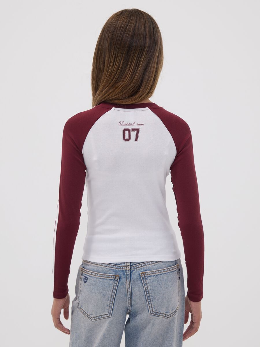 &Lambda;&epsilon;&upsilon;&kappa;ό &pi;&alpha;&iota;&delta;&iota;&kappa;ό T-shirt &alpha;&pi;ό &epsilon;&lambda;&alpha;&sigma;&tau;&iota;&kappa;ό &beta;&alpha;&mu;&beta;ά&kappa;&iota; &mu;&epsilon; έ&mu;&beta;&lambda;&eta;&mu;&alpha; Hogwarts_2