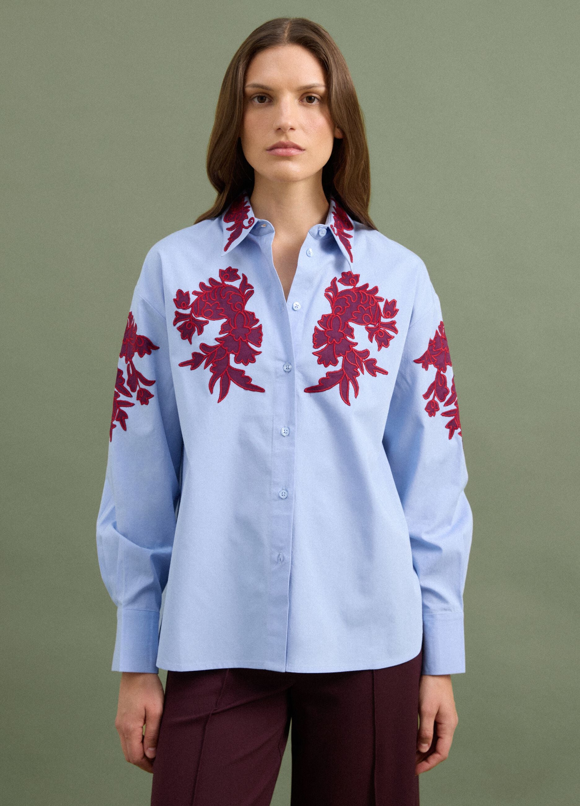 Camicia azzurra in popeline di puro cotone con ricami floreali regular fit