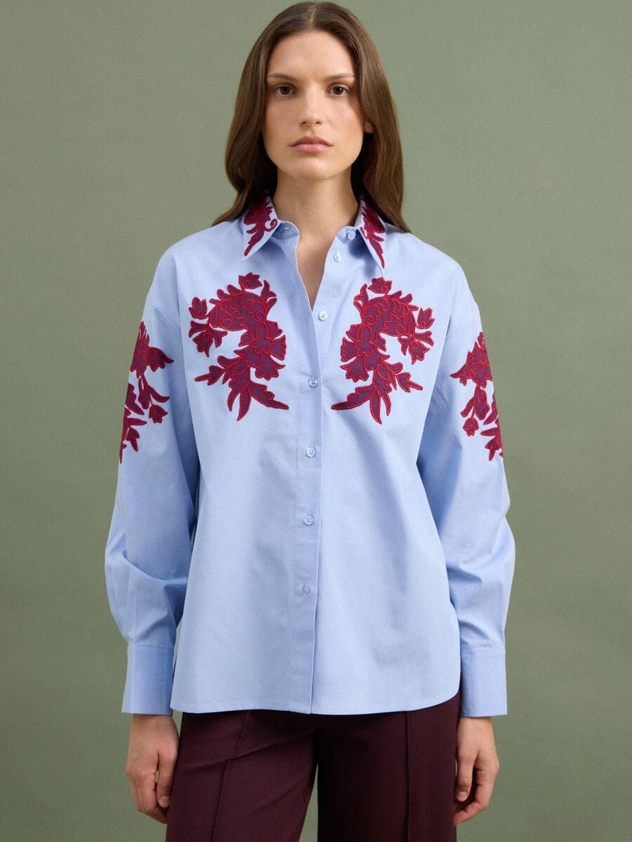 Camicia azzurra in popeline di puro cotone con ricami floreali regular fit_2