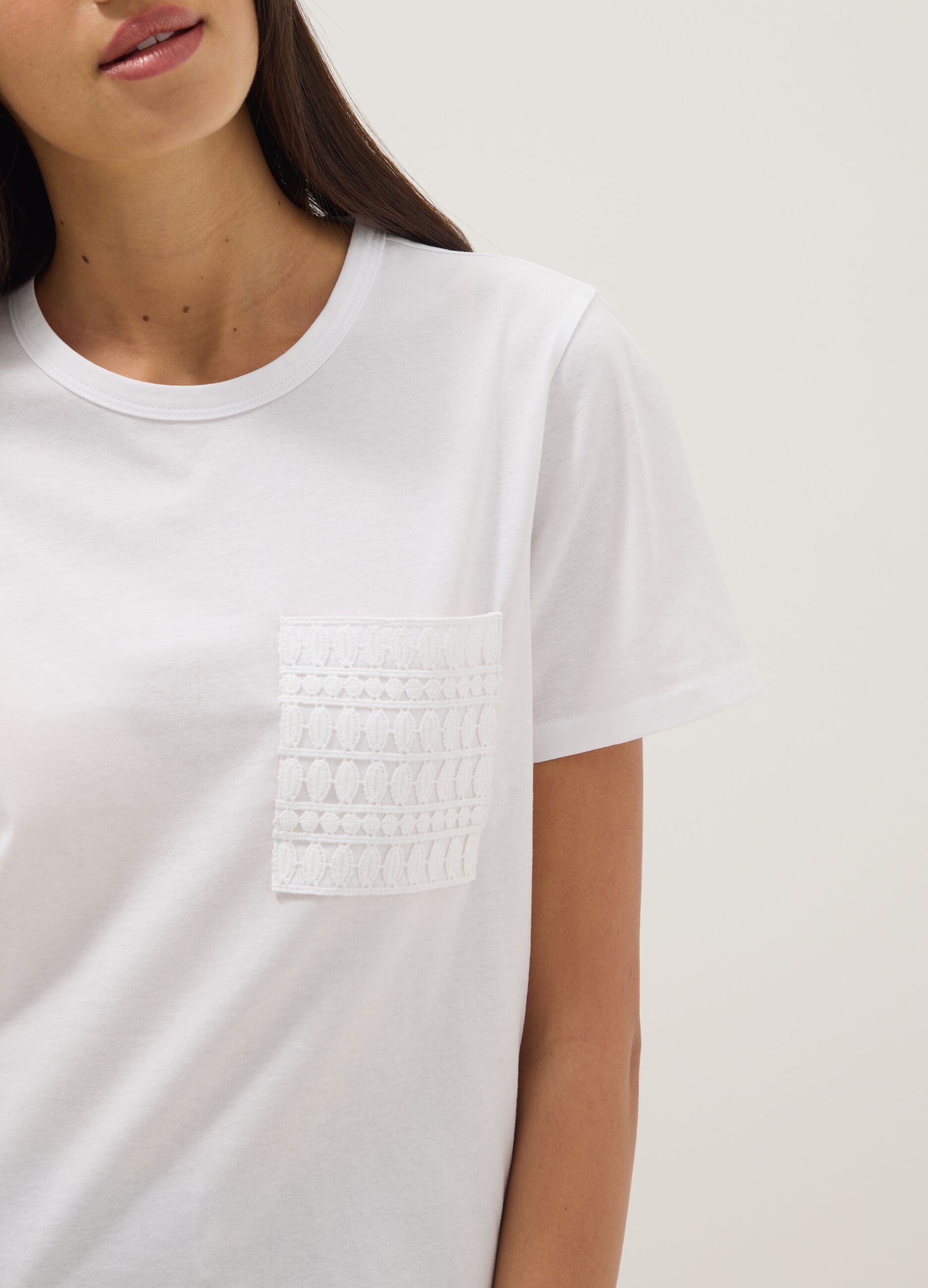 Wei&szlig;es Regular-Fit T-Shirt aus reiner Baumwolle mit bestickter Brusttasche