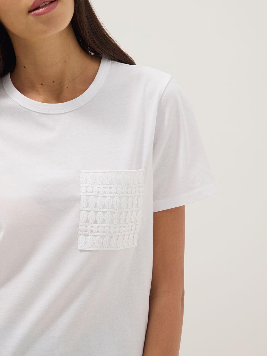 Camiseta blanca de algod&oacute;n puro regular fit con bolsillo bordado_3