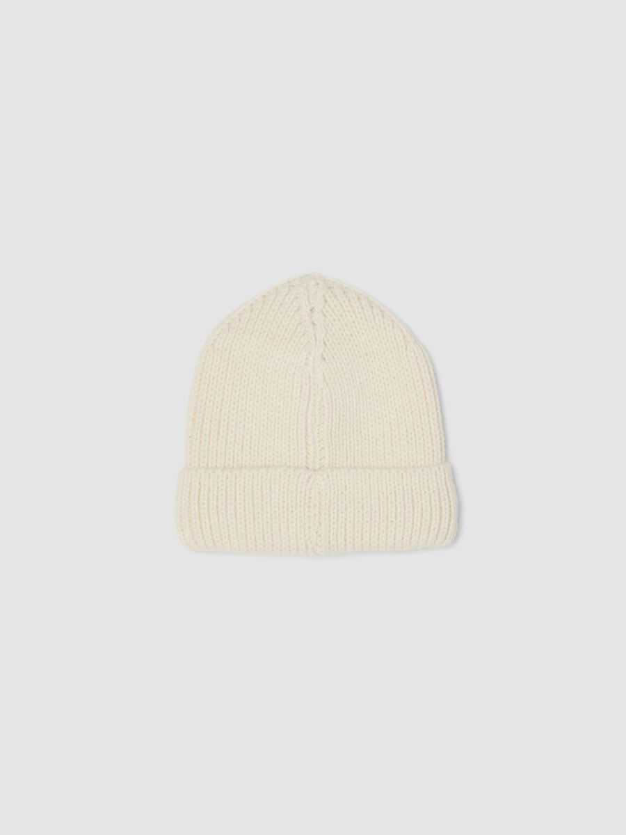 Cappello beige in maglia con ricamo floreale_1