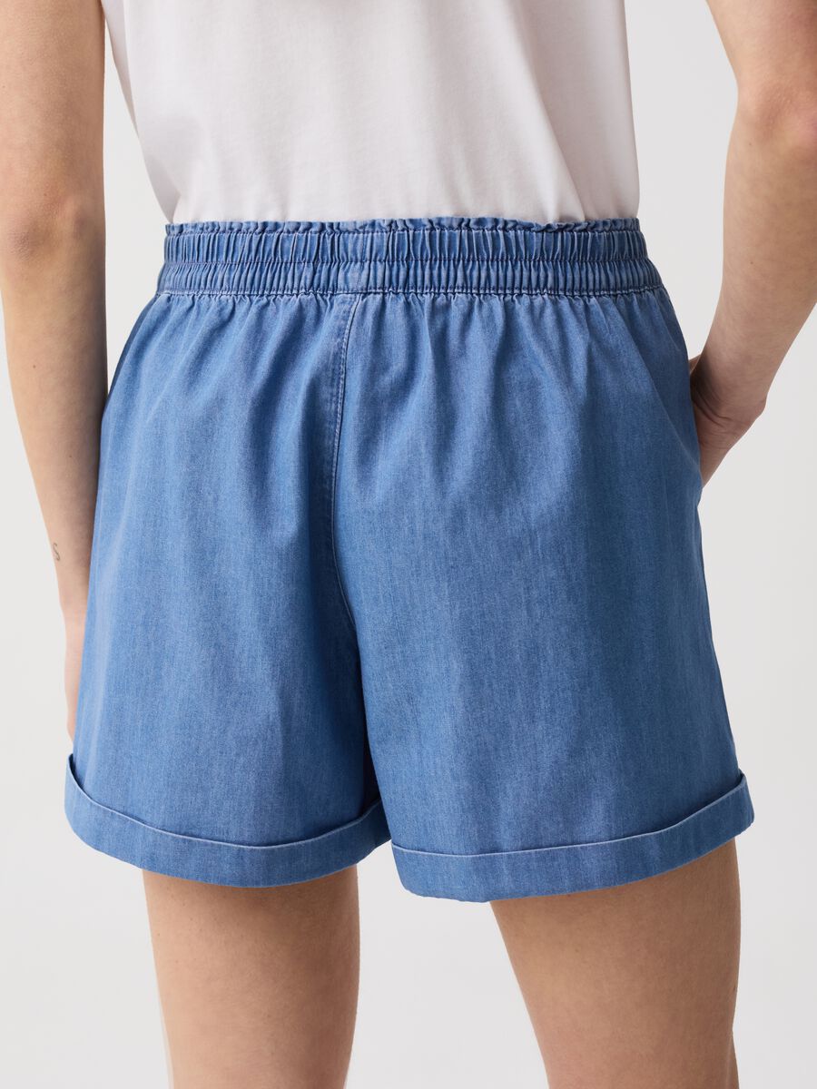Fluid denim shorts with pockets_2