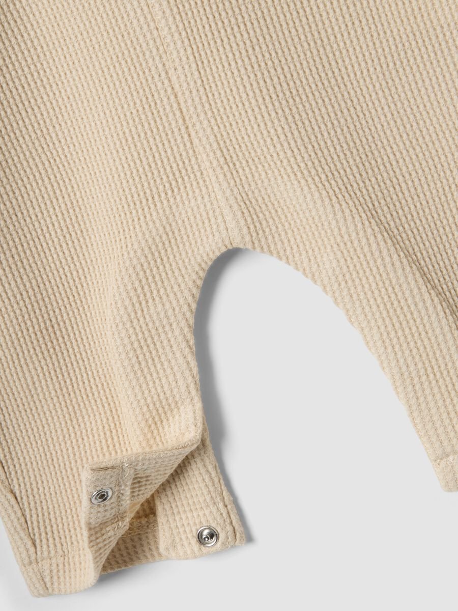 Beige Baby-Latzhose aus reiner Baumwolle, Regular Fit mit Stickerei_3