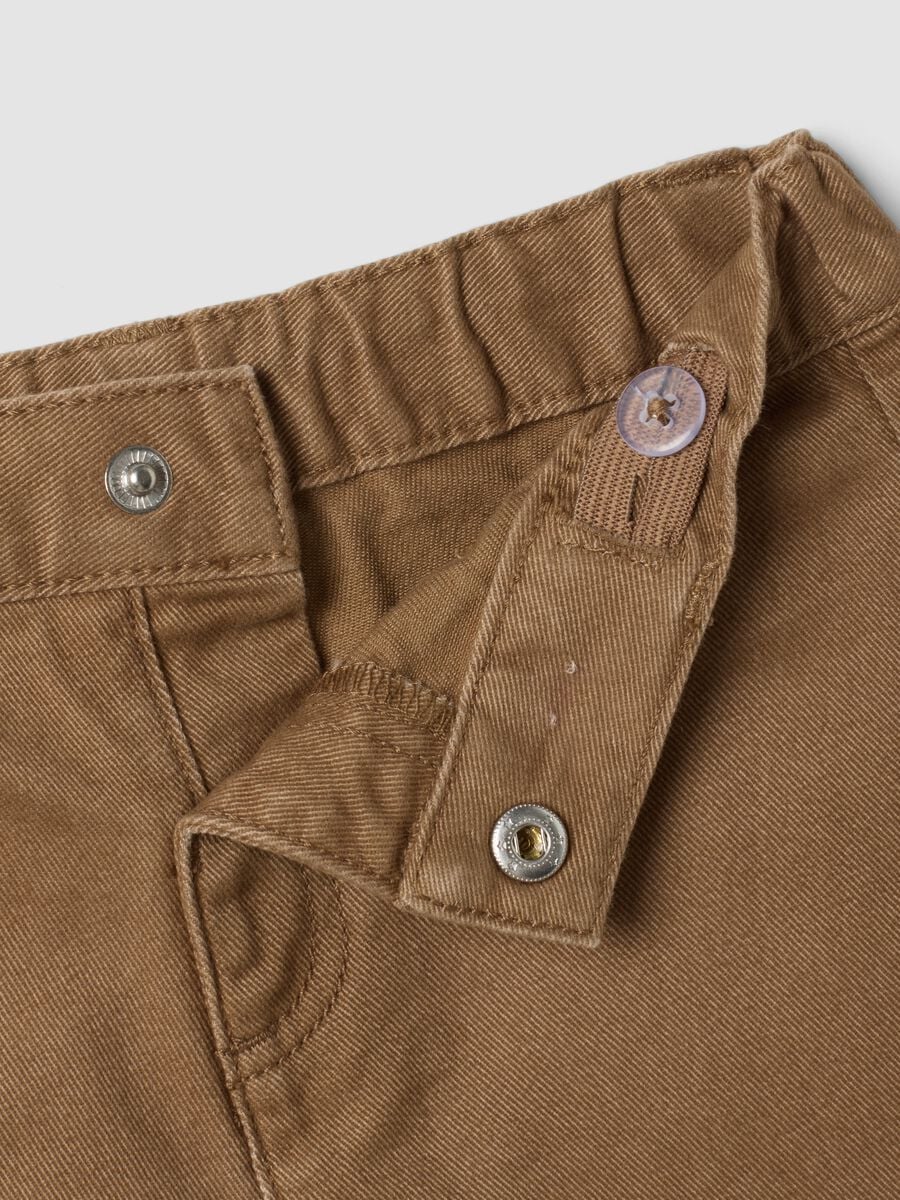 Pantaloni cargo marroni in puro cotone per bimbo_2