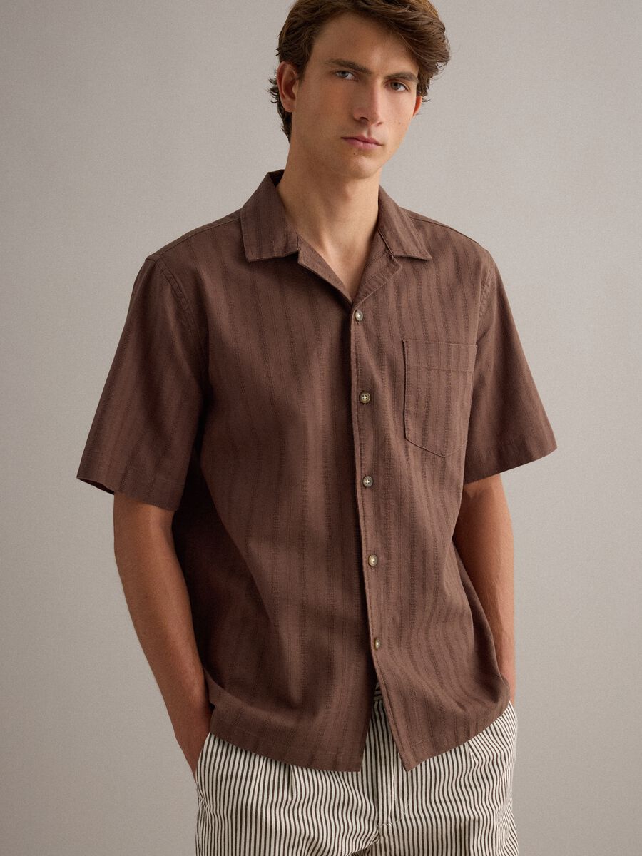 Braunes Regular-Fit-Hemd aus reiner Baumwolle mit Streifen und Brusttasche_0