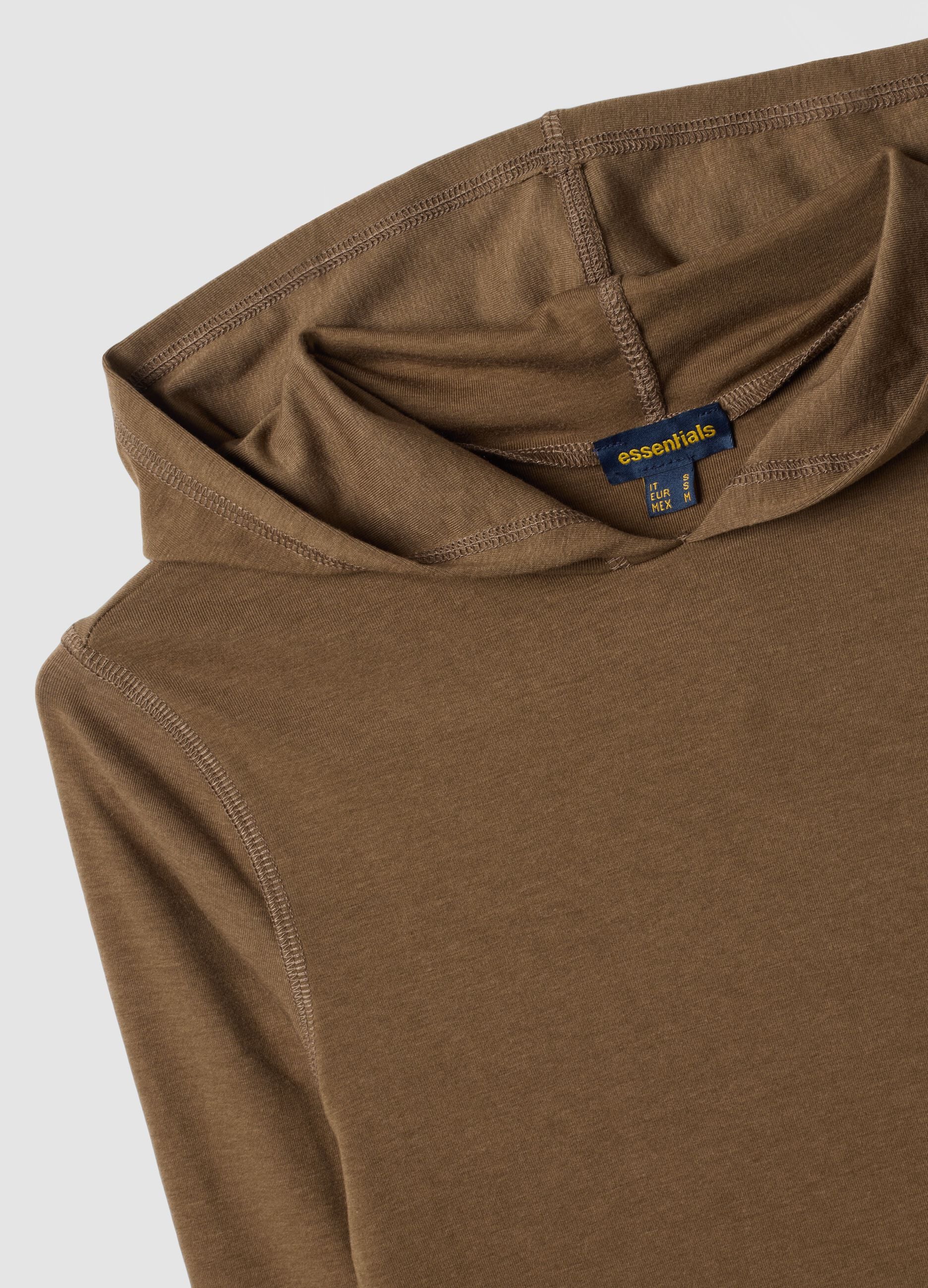 Camelfarbenes Shirt aus stretchiger Viskose mit Rundhalsausschnitt