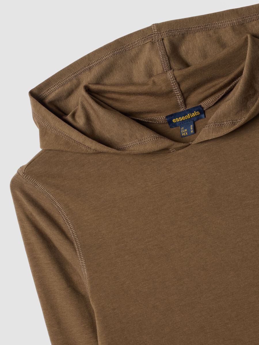Camelfarbenes Shirt aus stretchiger Viskose mit Rundhalsausschnitt_2