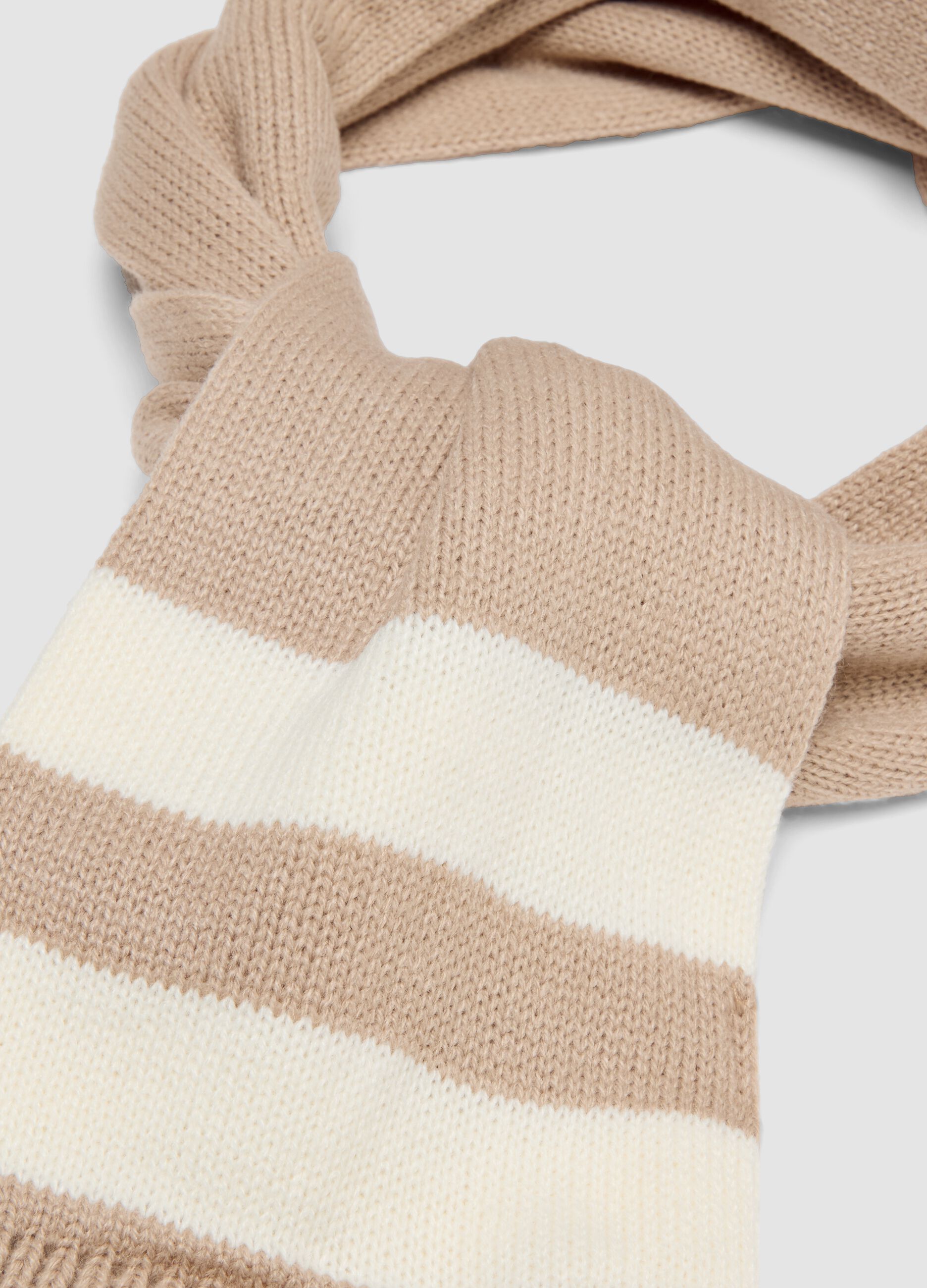 Set de gorro y bufanda marr&oacute;n de punto con rayas