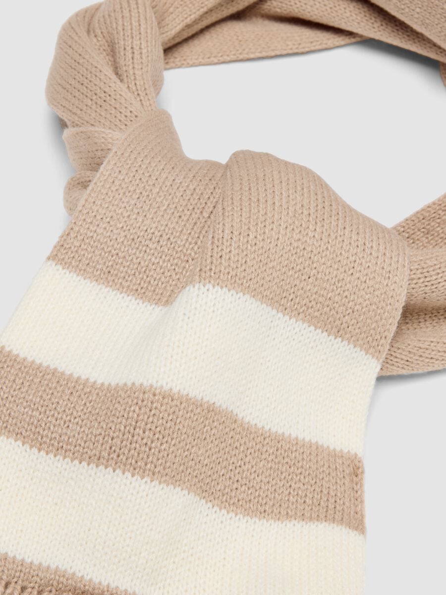 Set de gorro y bufanda marr&oacute;n de punto con rayas_2