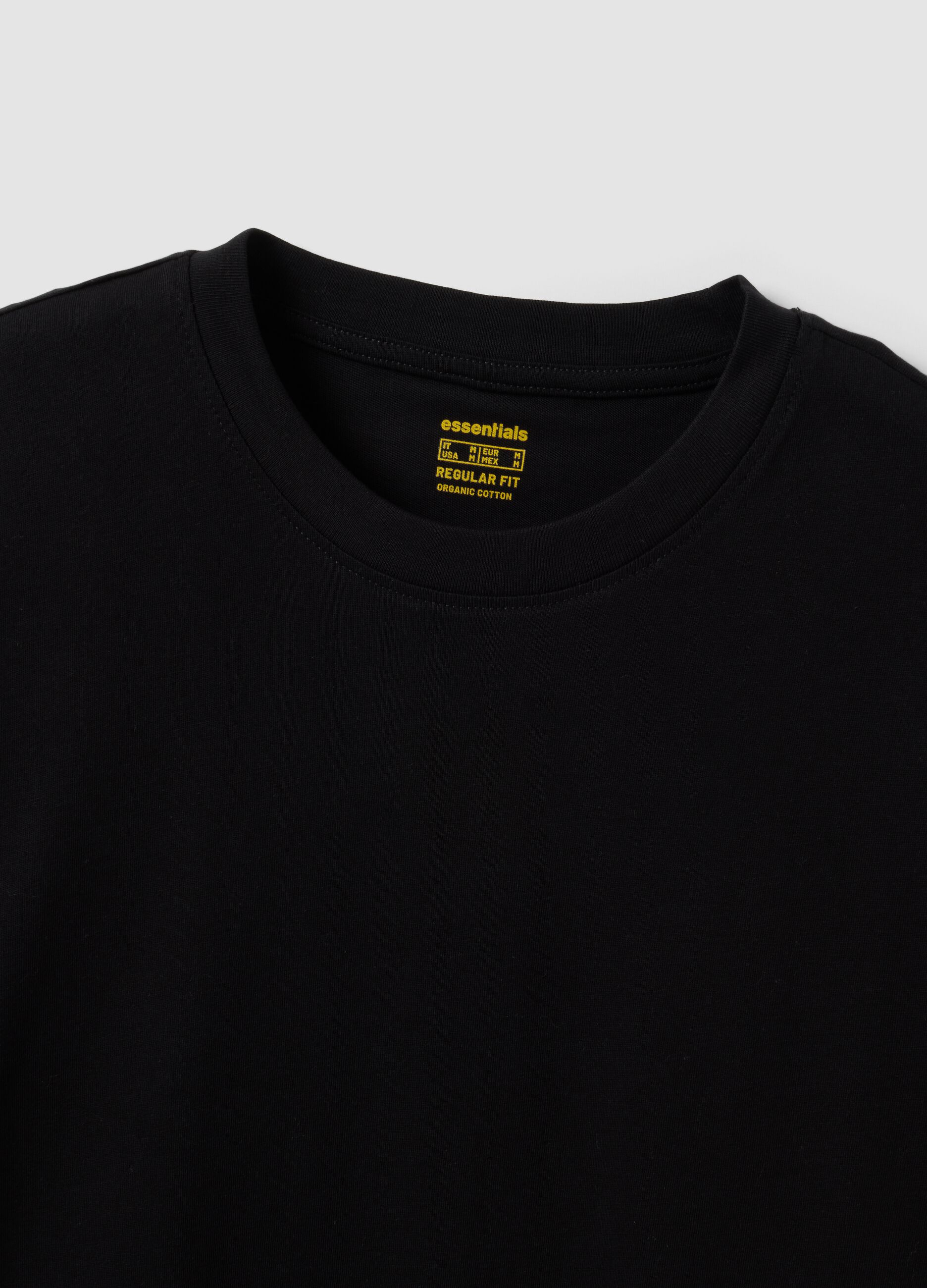 T-shirt preta de manga comprida em 100% algod&atilde;o org&acirc;nico com gola redonda