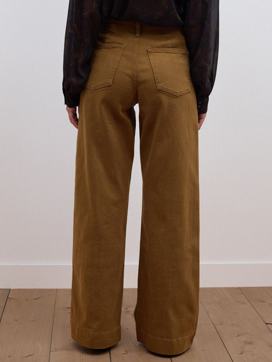 Jeans marroni wide leg in twill di cotone elasticizzato_2