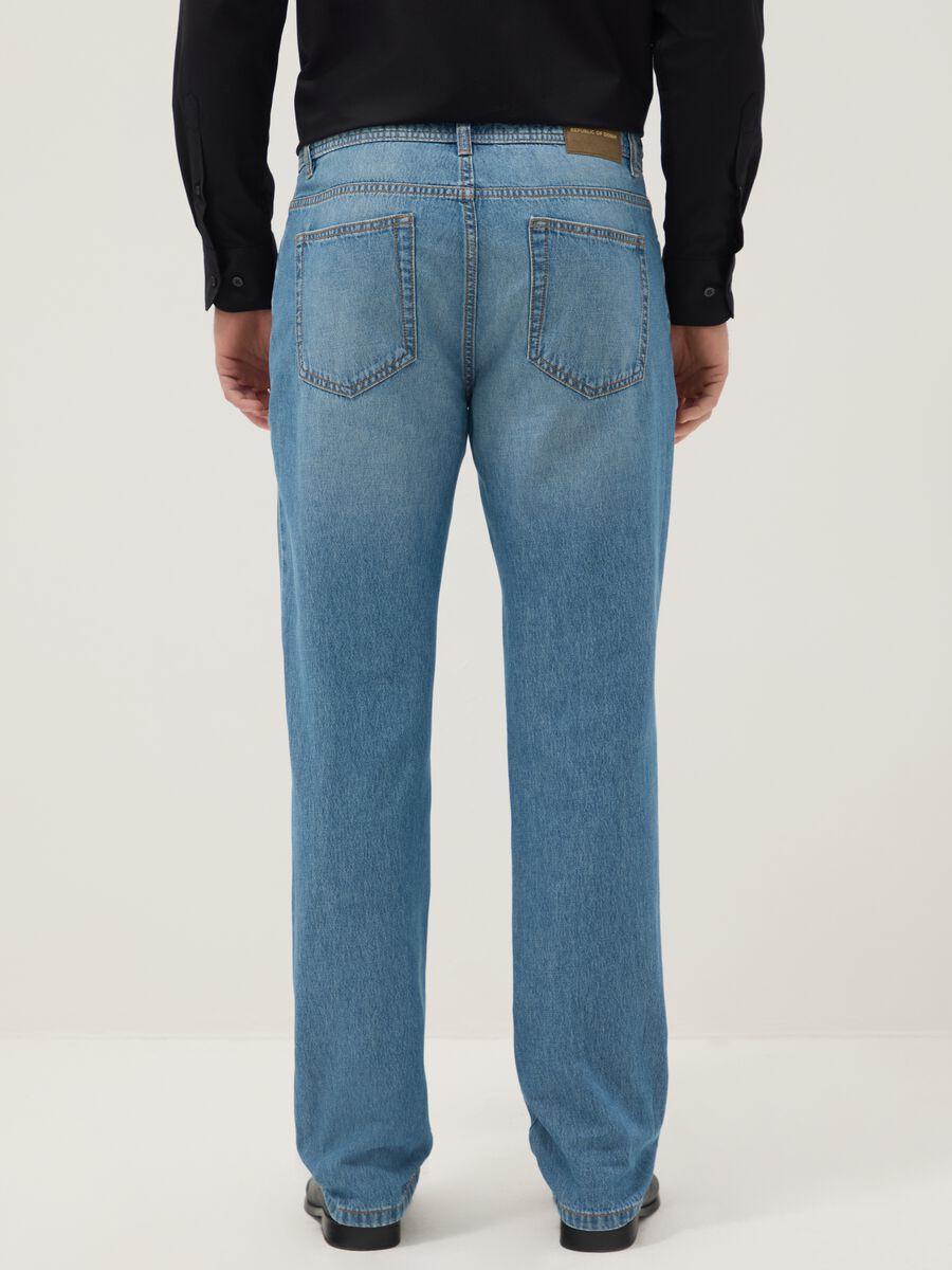 Regul&auml;re Passform aus reiner Baumwolle in blauem Denim_2