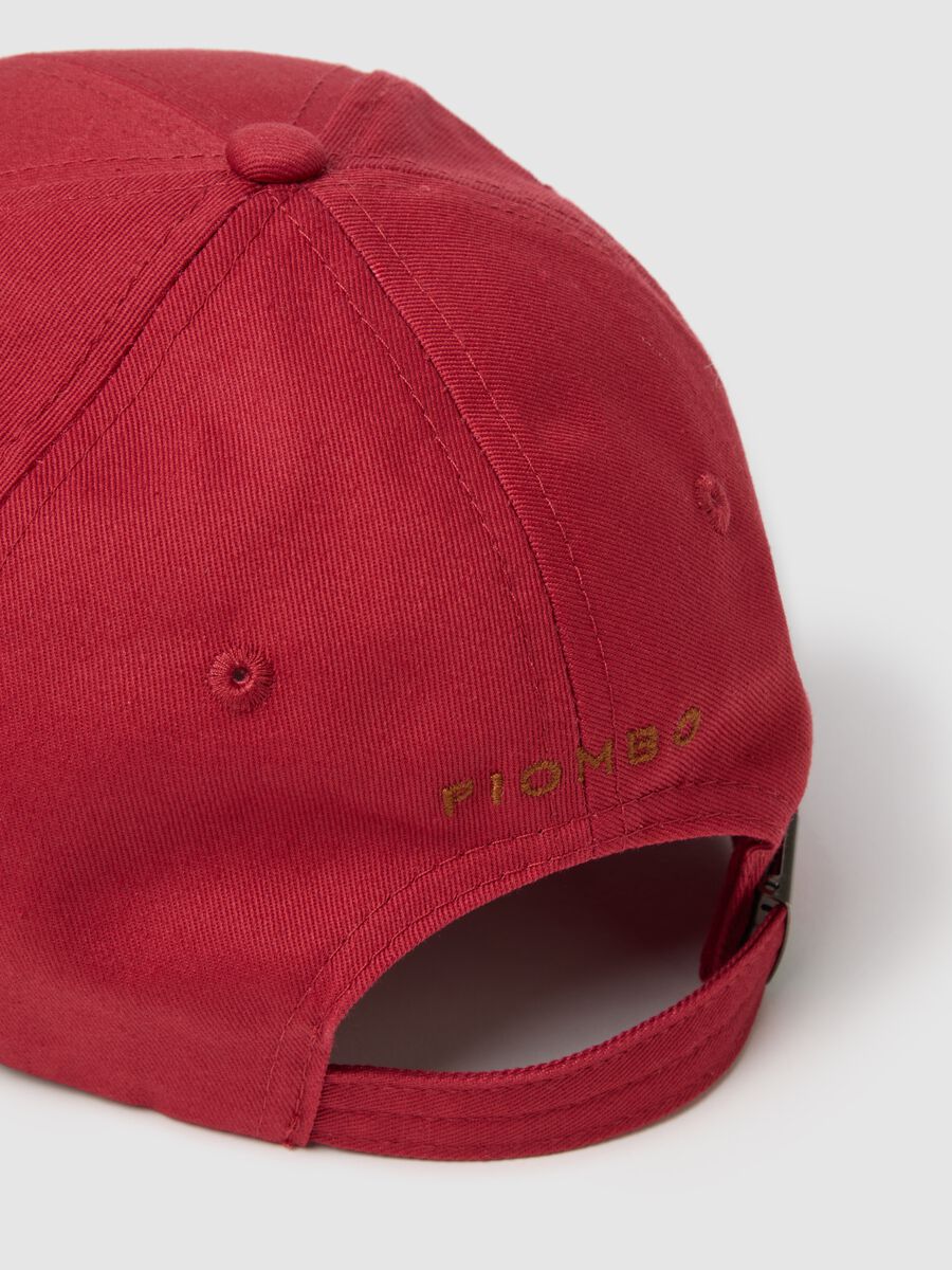 Red pure cotton cap with adjustable visor and embroidered P_2