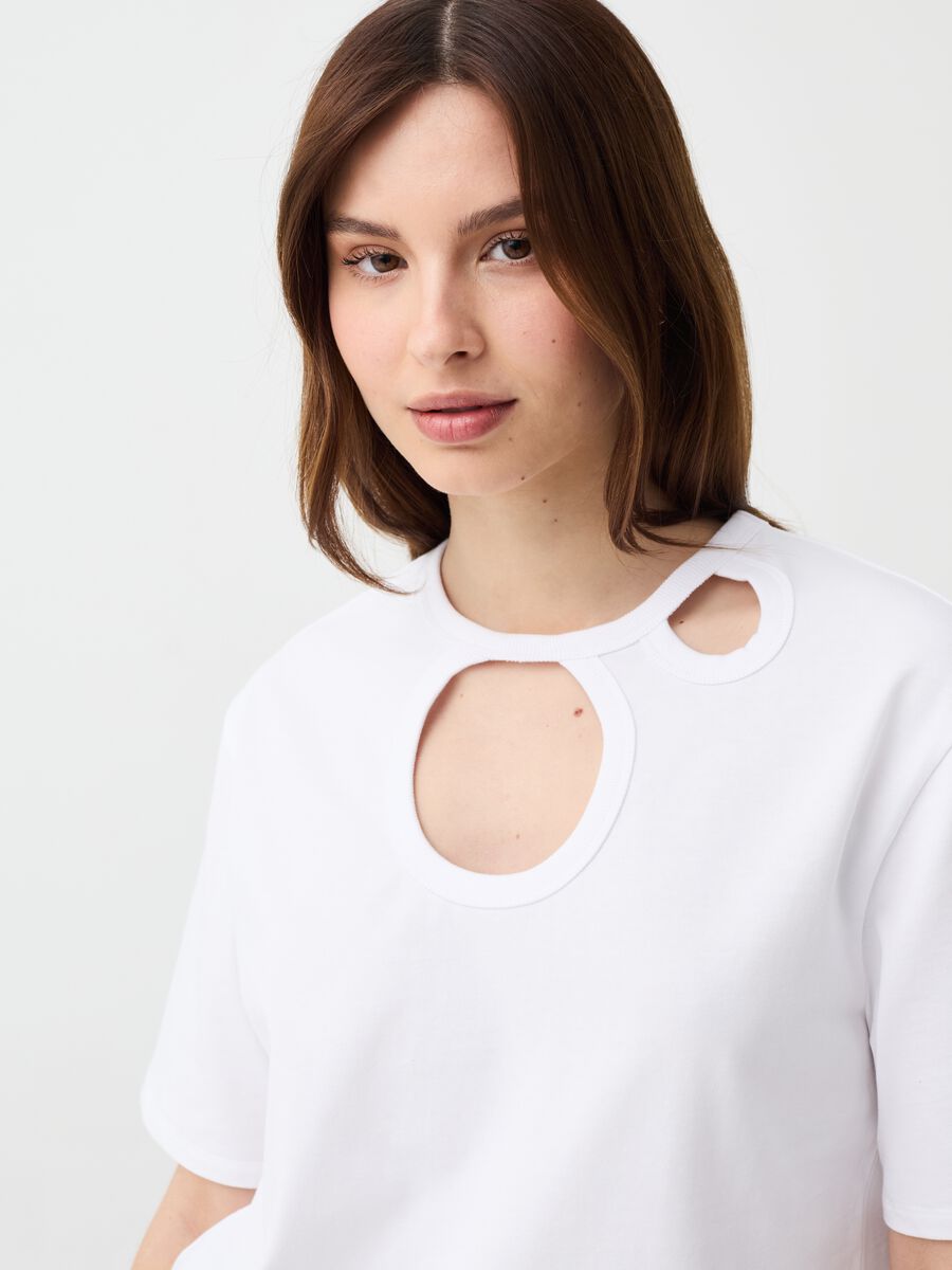 T-shirt with round neck and cut-out details_0
