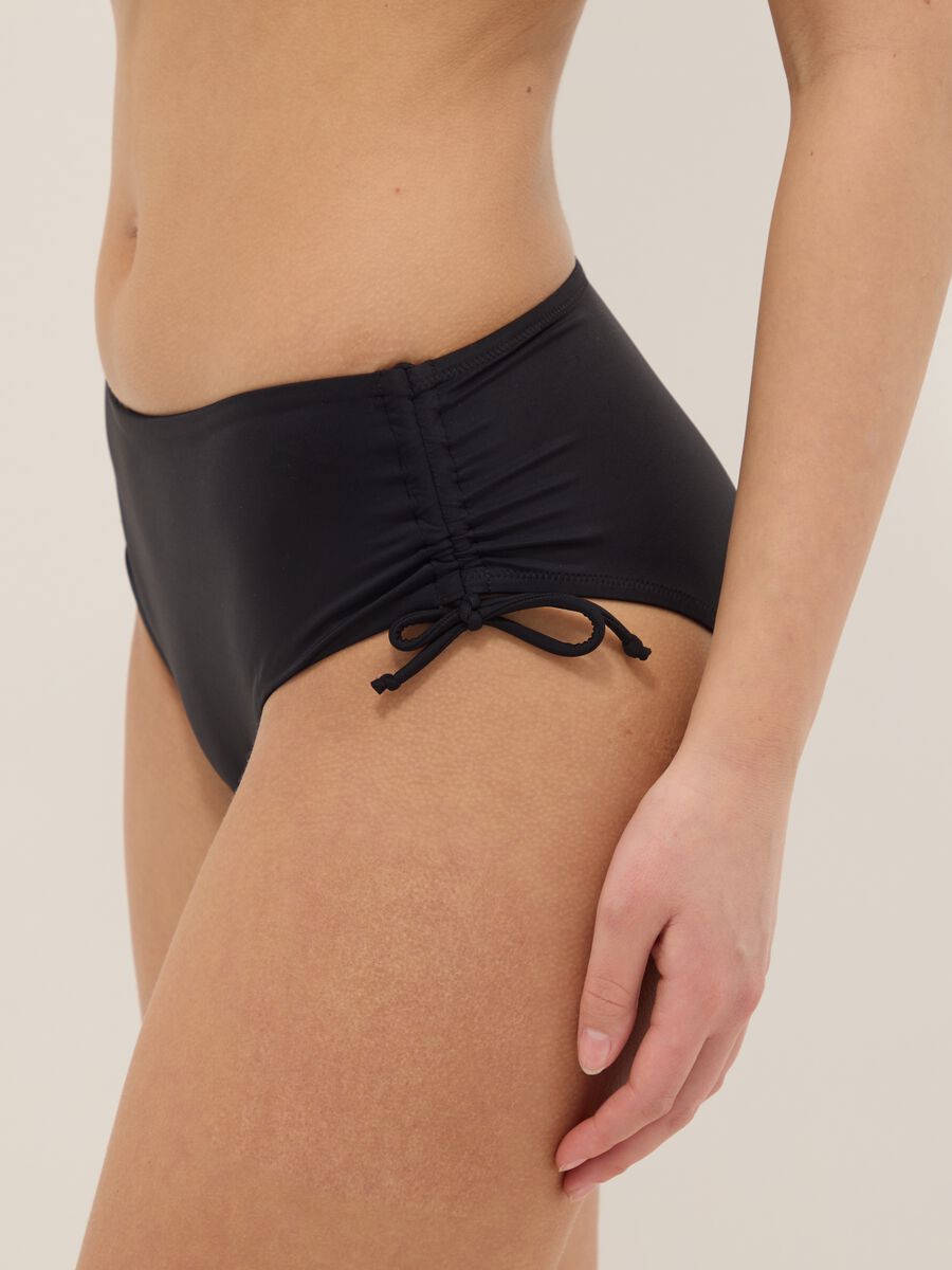 Schwarze, elastische Bikinihose mit Raffungen_3