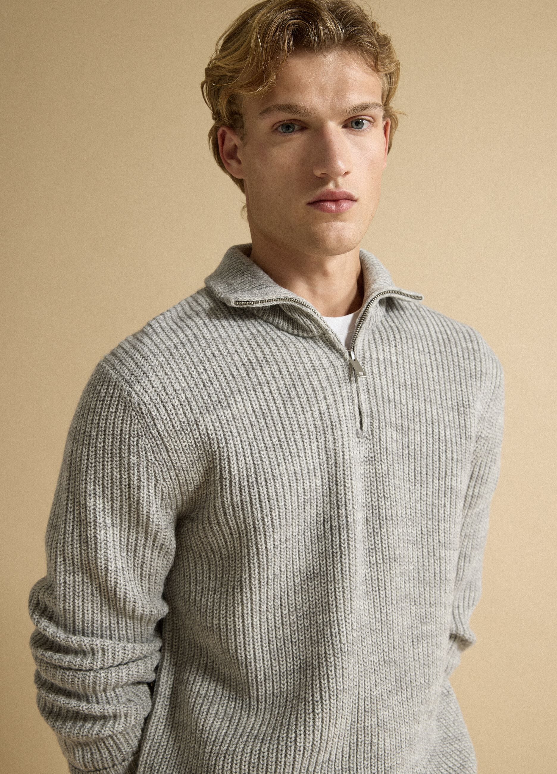 Light grey wool-blend jumper with collar, regular fit