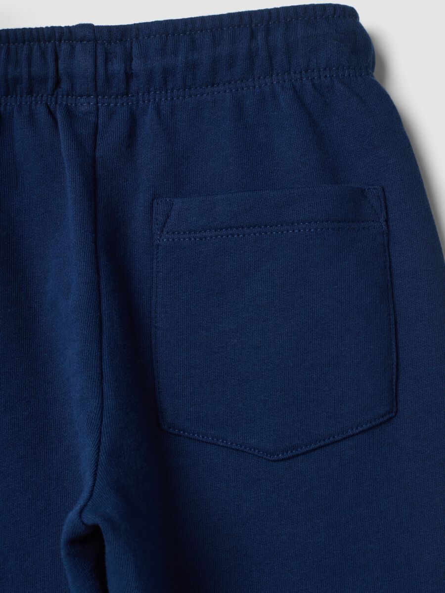 Pantaloni jogger blu in puro cotone con stampa_3
