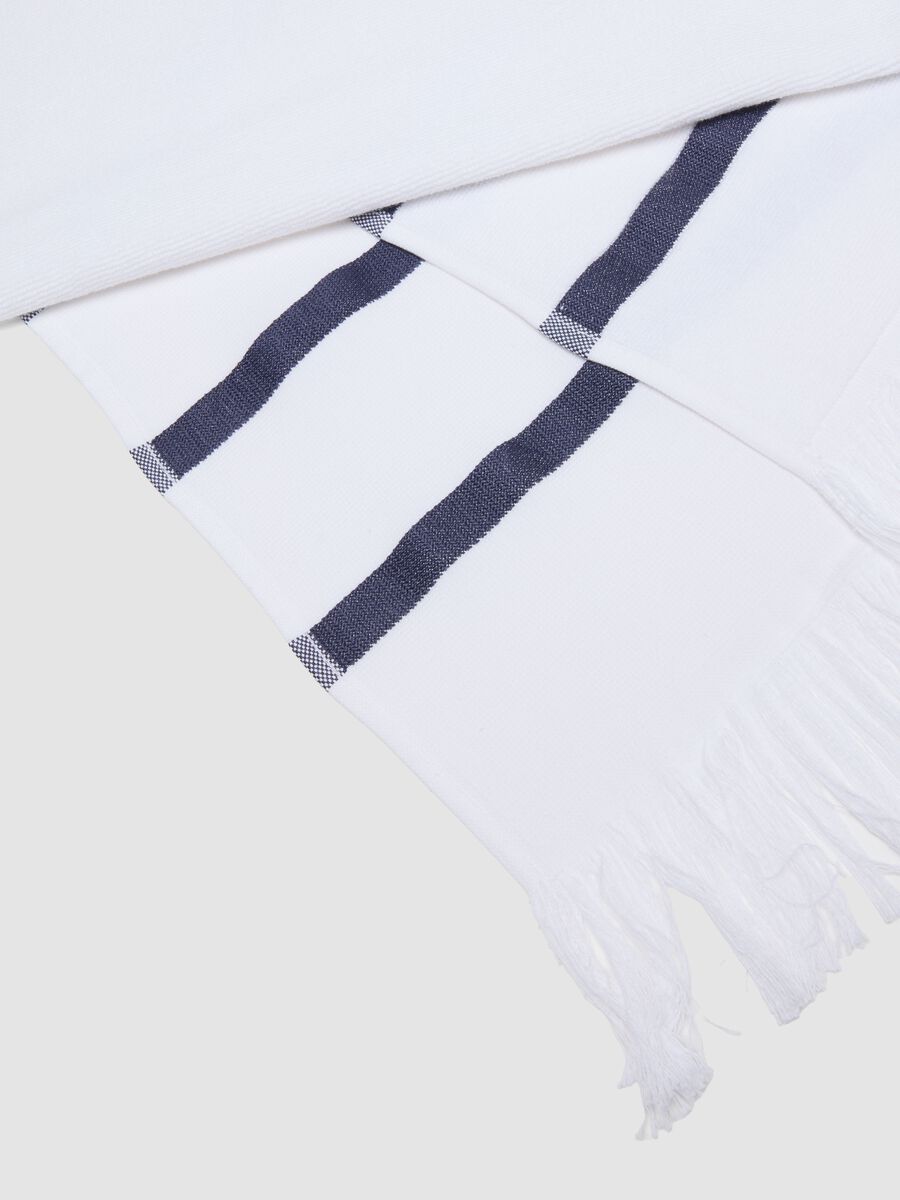 Serviette de plage blanche en m&eacute;lange de coton &agrave; rayures bleues_1