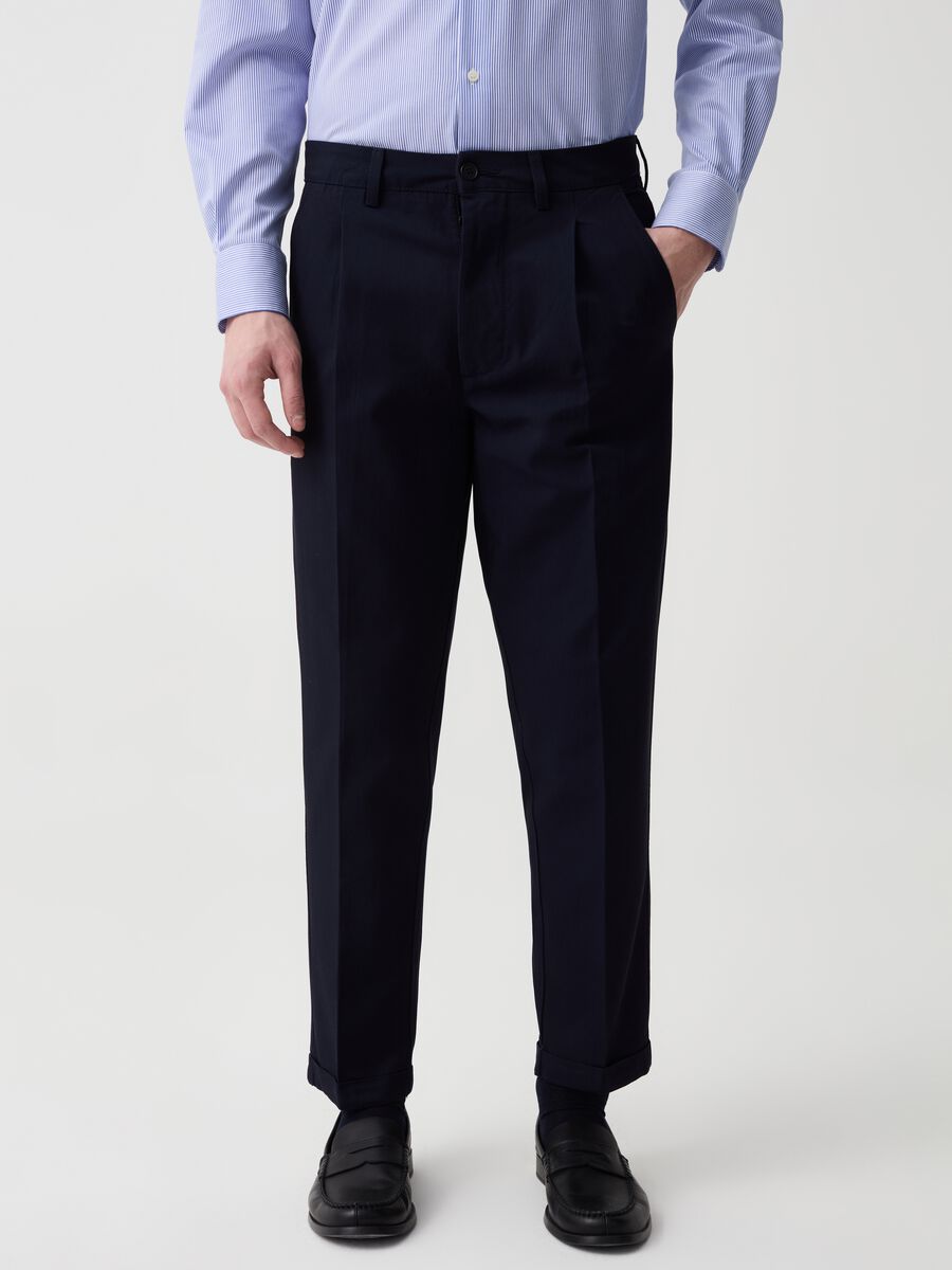 Chino trousers with darts and turn-ups_2