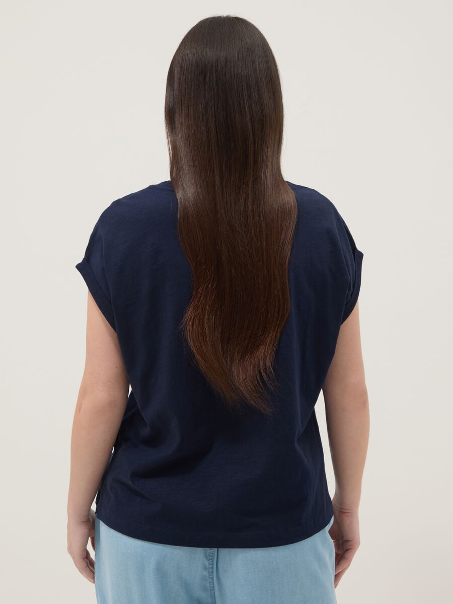 Kurzarm-T-Shirt aus reiner Baumwolle, blau, mit V-Ausschnitt und Regular Fit_3
