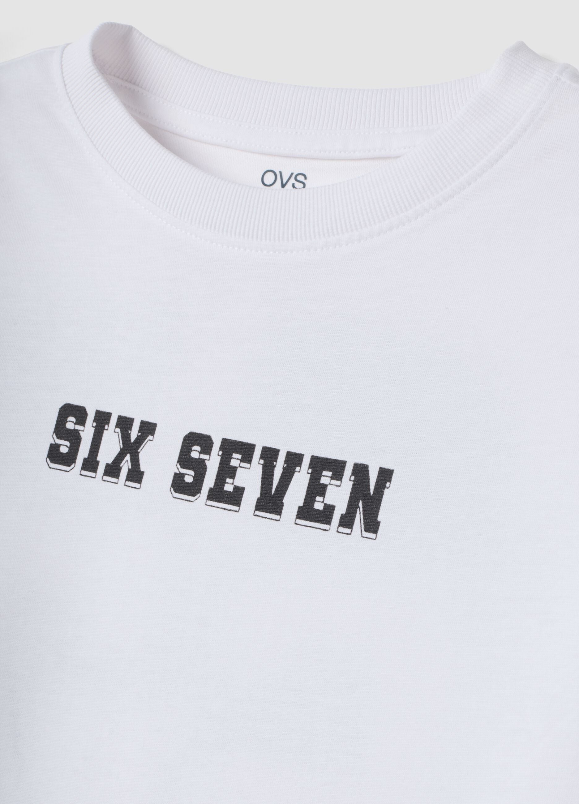 &Lambda;&epsilon;&upsilon;&kappa;ό T-shirt &alpha;&pi;ό 100% &beta;&alpha;&mu;&beta;ά&kappa;&iota; &mu;&epsilon; &sigma;&tau;ά&mu;&pi;&epsilon;&sigmaf; Six Seven, regular fit