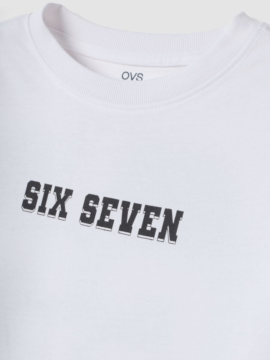 &Lambda;&epsilon;&upsilon;&kappa;ό T-shirt &alpha;&pi;ό 100% &beta;&alpha;&mu;&beta;ά&kappa;&iota; &mu;&epsilon; &sigma;&tau;ά&mu;&pi;&epsilon;&sigmaf; Six Seven, regular fit_1