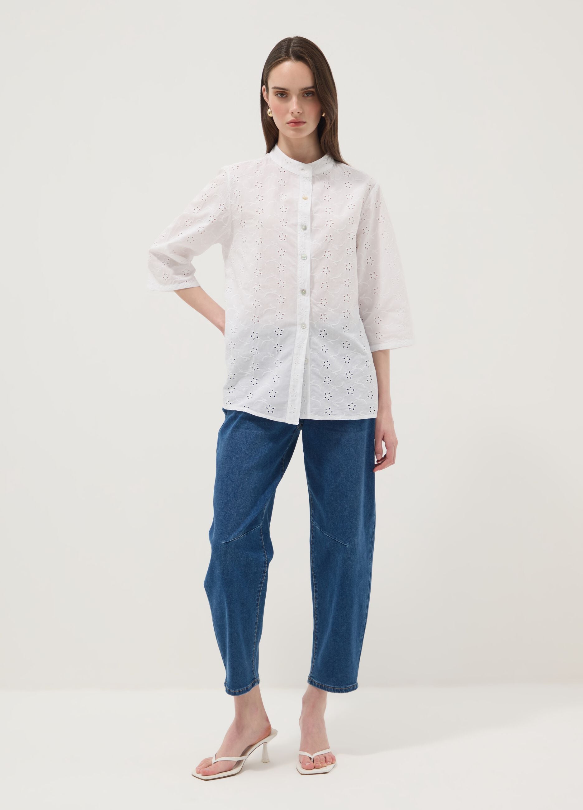 Camisa branca em algod&atilde;o puro com tecido vazado e gola mao, corte regular