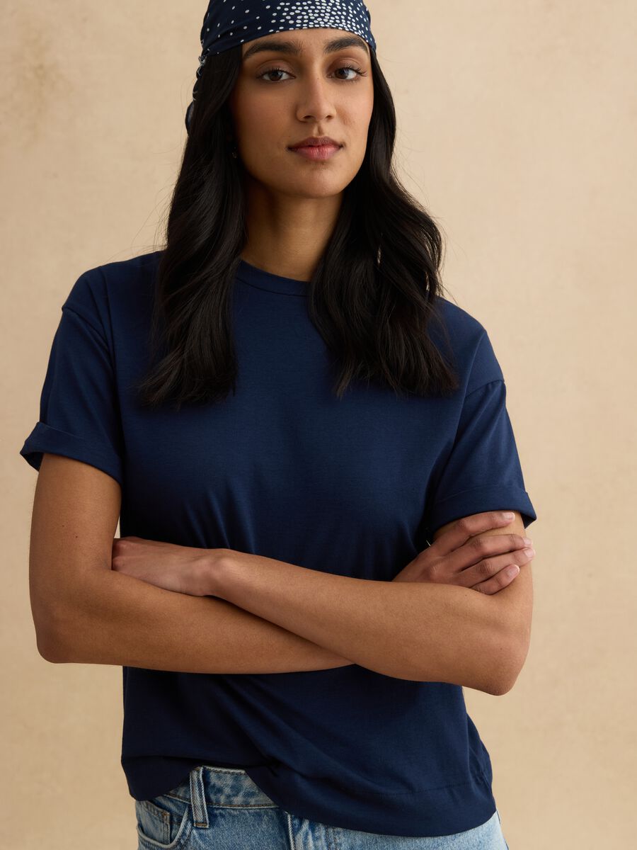 T-shirt blu a maniche corte in cotone e modal elasticizzato_0
