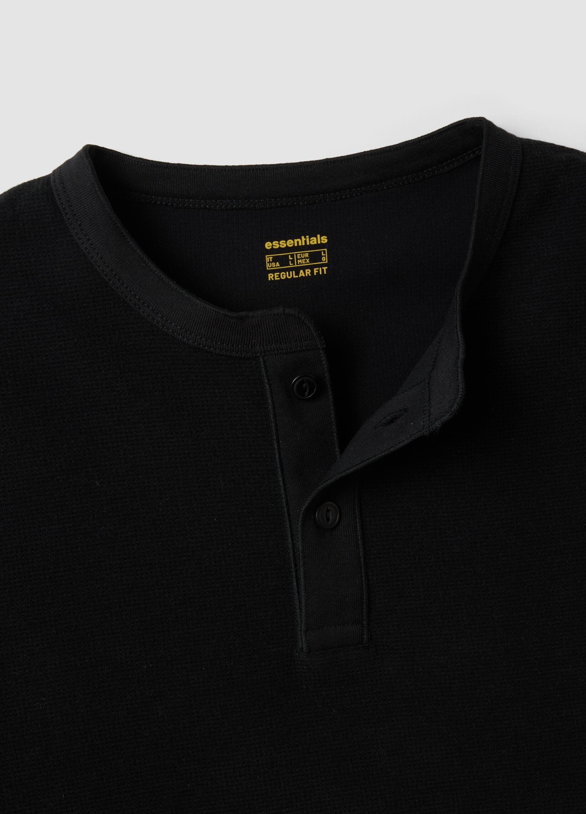 T-shirt nera in misto viscosa a nido d'ape regular fit
